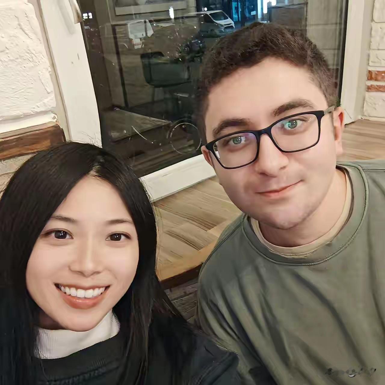 女子觉得老外比较帅，就天天找老外合影，一直幻想能找到一位老外男友，就连她的