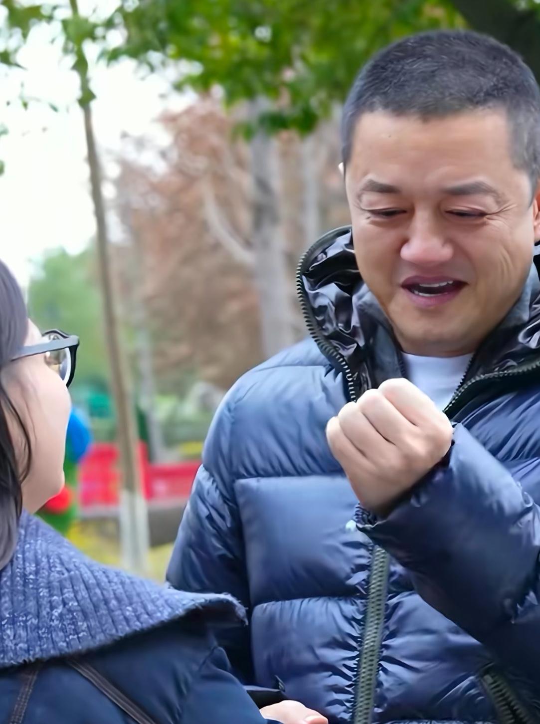 你绝对想不到，一个明星，一件羽绒服穿15年，袖口磨破都接着穿。李亚鹏就是这个