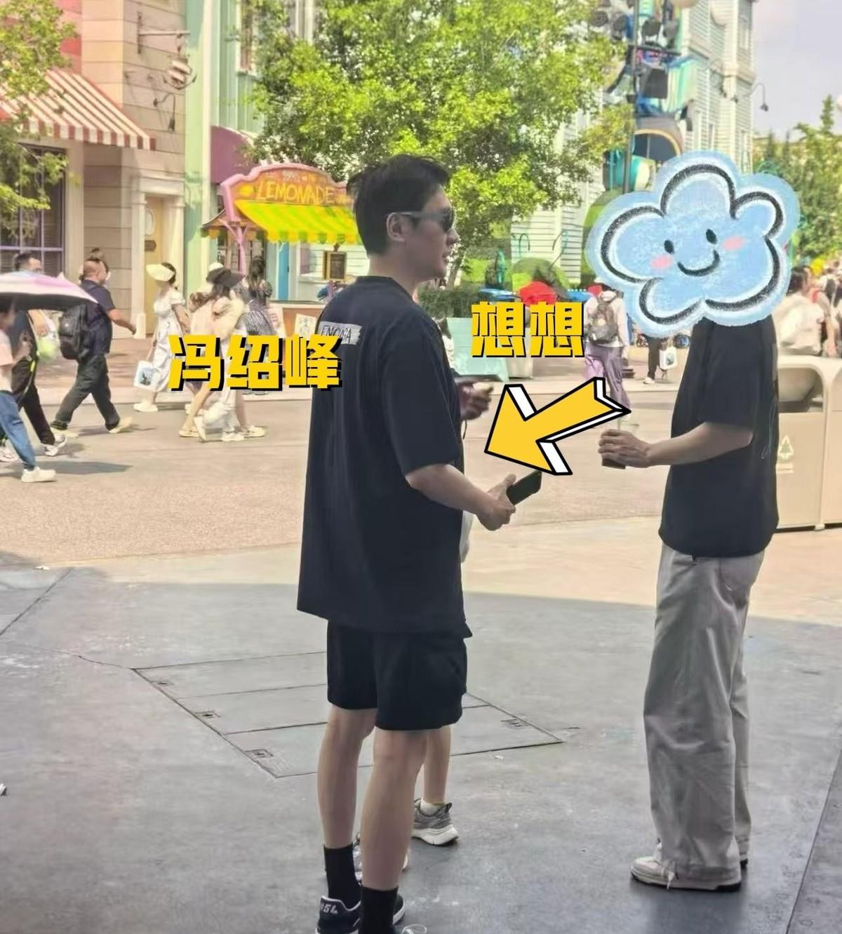在环球影城撞见冯绍峰带7岁儿子，小家伙在上海念书，跟着赵丽颖定居。明星夫妻离了婚