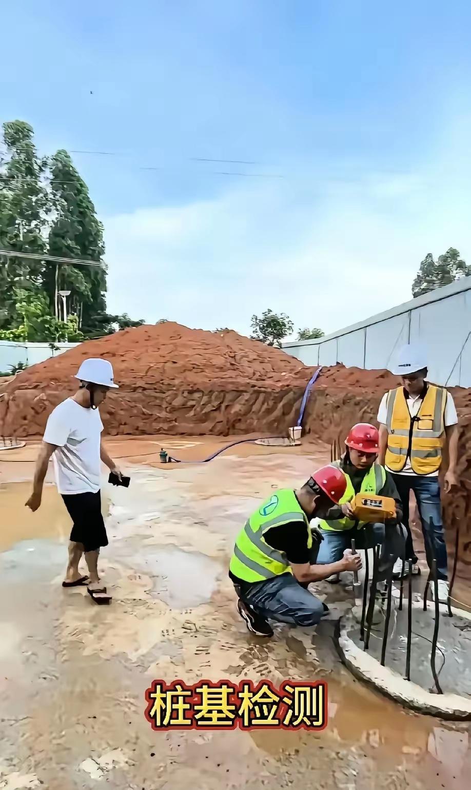 全红婵爸爸穿着拖鞋就去工地验工了，这多少是有点危险的。看施工方都穿着运动鞋，戴