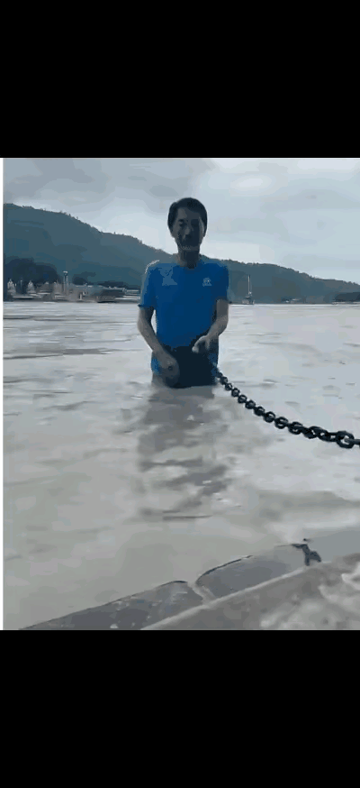 印度网友不买账，日本驻印度大使装X失败。仔细看图一，这位日本大使的头部，并没