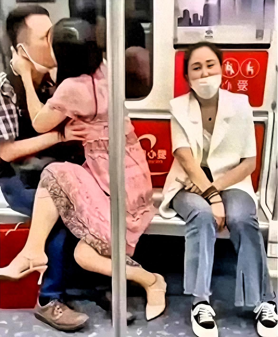 地铁上的亲昵戏码，旁边大姐的表情真的把“尬到抠出三室一厅”演绎到了极致！​‎