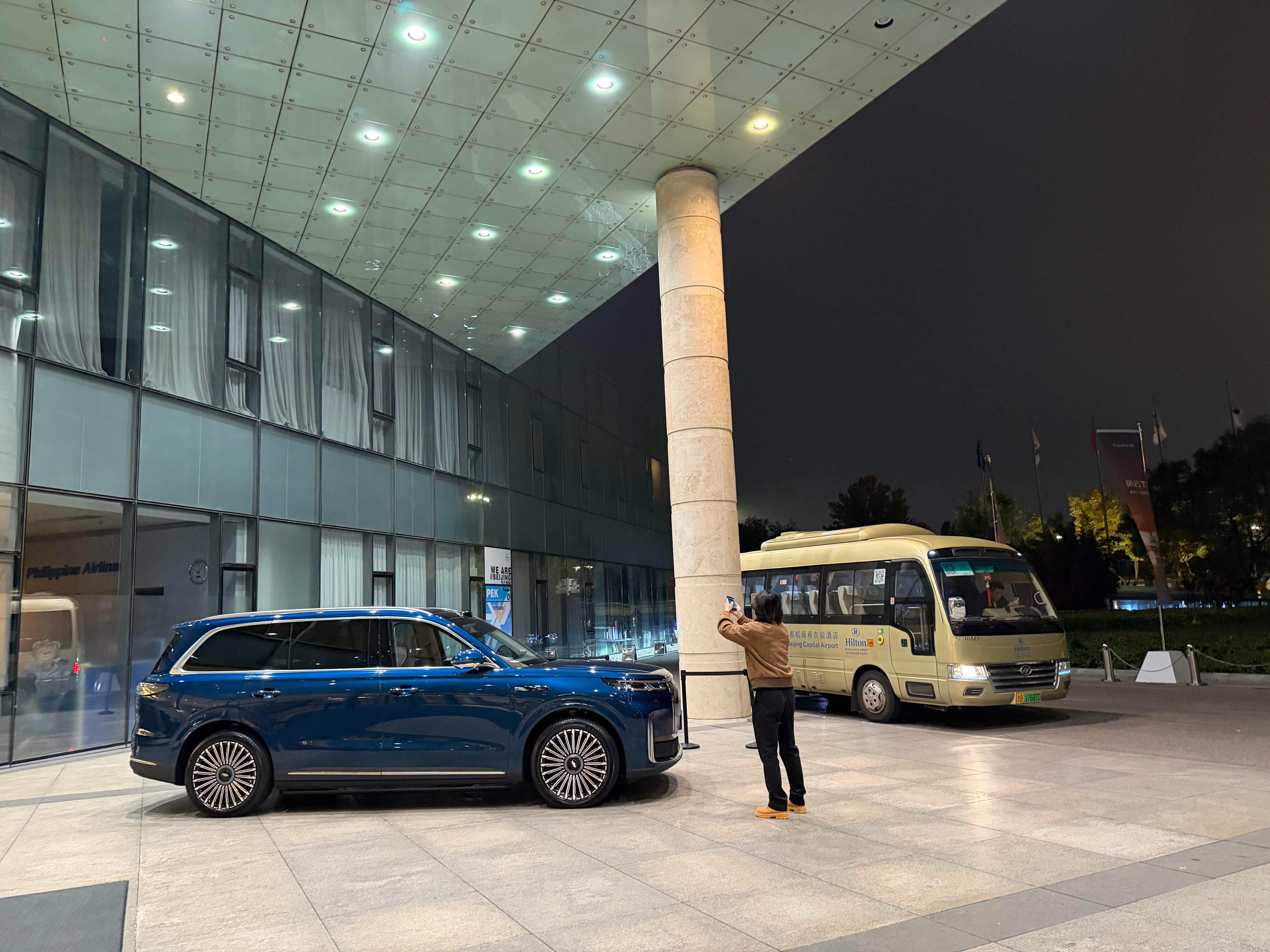 好卷,这位老师还在拍,确实,今晚这台车的价格很不可思议,我猜大定应该不会差[偷笑