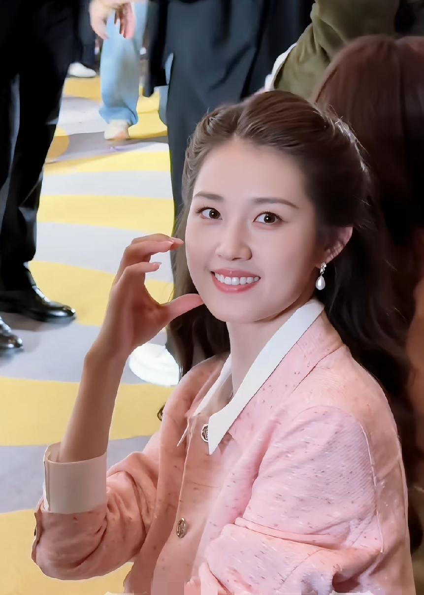 新鲜的郭宇欣太美太明媚了吧！她太适合演名媛千金了，粉粉嫩嫩的好迷人哦！