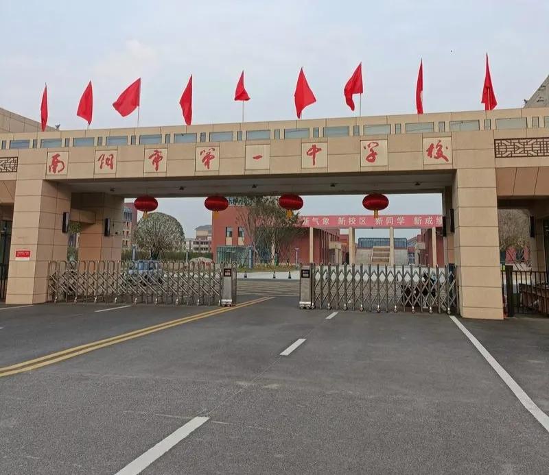 今年的南阳市高招似乎出现了一些新的变化——几个老牌重点高中，如南阳市一中、五中