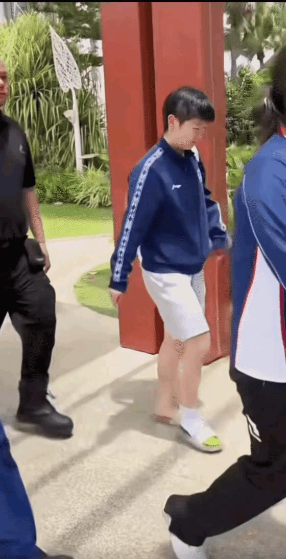 莎莎左脚大拇指貌似用纱布包着！莎莎脱掉了小黄鞋，穿着拖鞋走过来了，马琳、coc