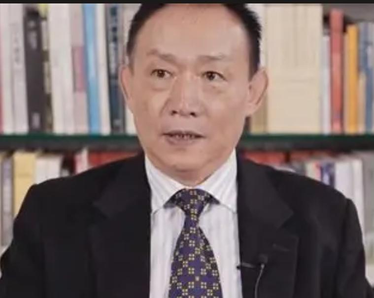 你以为最狠的间谍，是翻墙偷文件的那种？错了！真正狠的角色，是直接在你家里，帮你"
