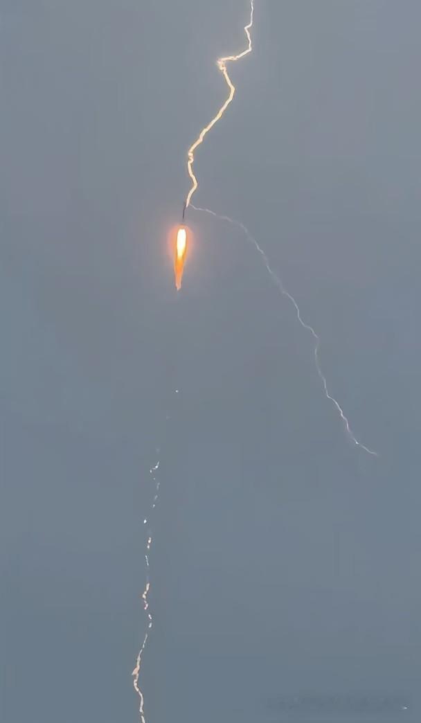 【火箭发射被雷击中】2026年7月23日晚，我国在西昌卫星发射中心使用长征三号乙
