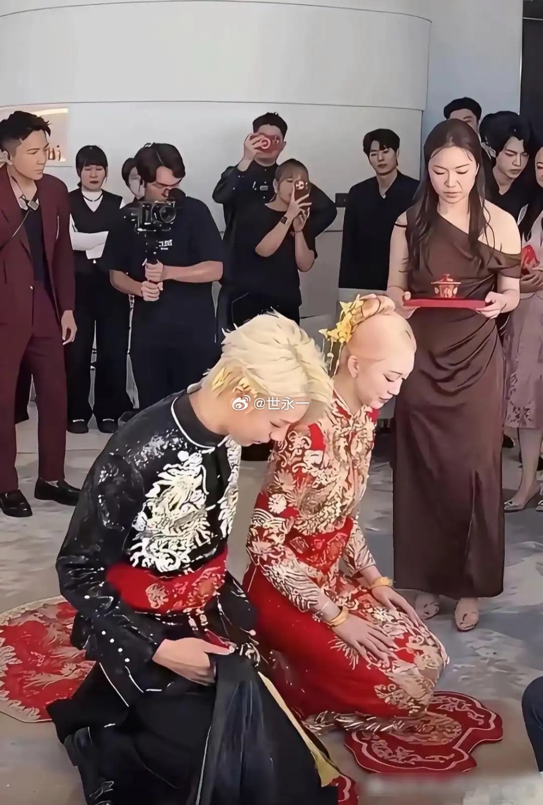 应该不止我一个人会看成光头新娘吧​​​
