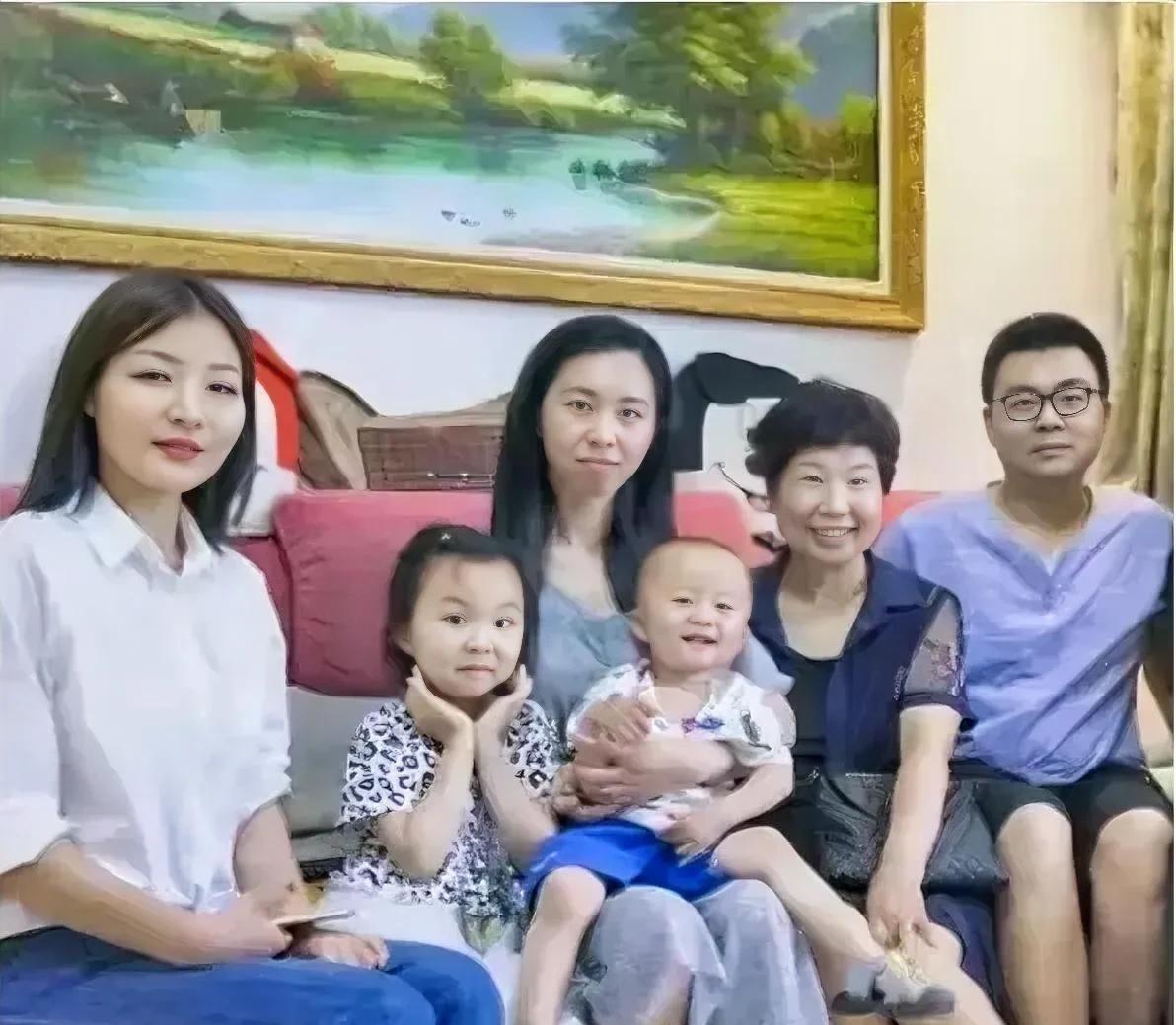 杜新枝家有四套房，一点不奇怪。她和郭希宽下岗时，找关系在火车站附近盘下一个饭店。