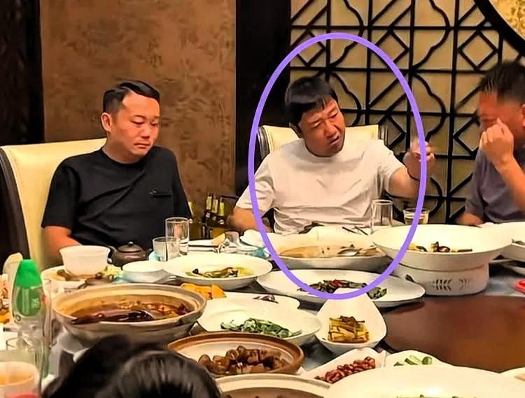 贾冰现在很尴尬啊！尴尬不是因为别的。而是因为一堆人拿着他私下聚会的视频说事，