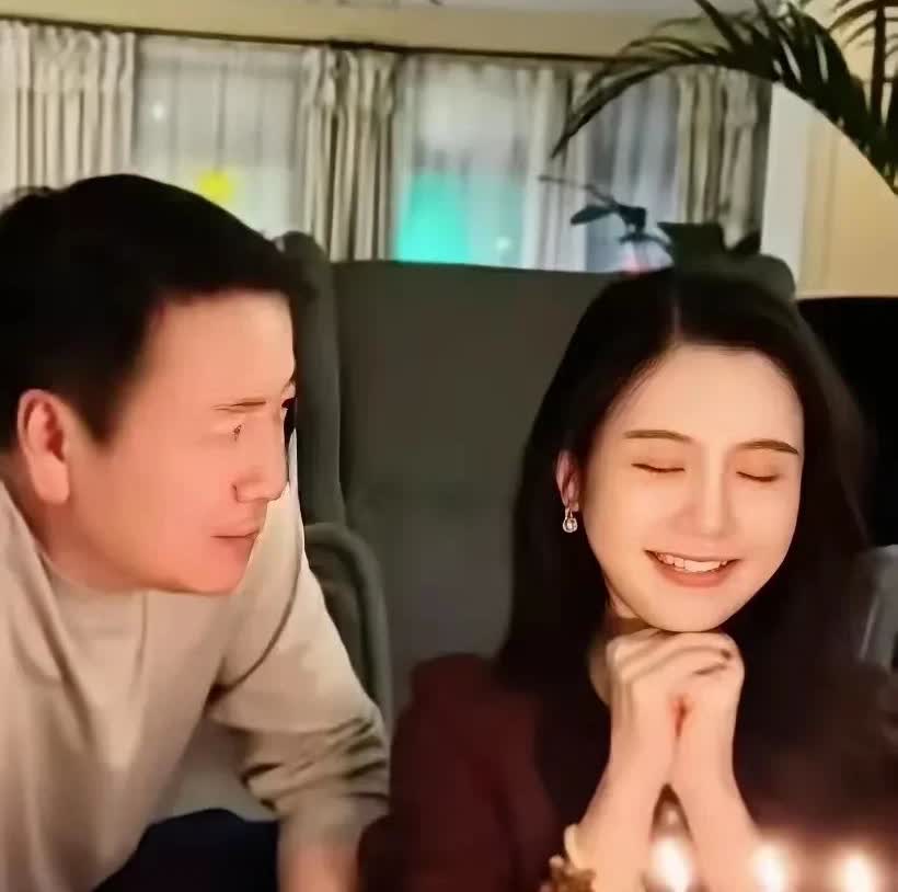 我一直觉得，赖文峰每天携手妻子楚玲在互联网秀恩爱，就是为了气杨钰莹，也是在证明自