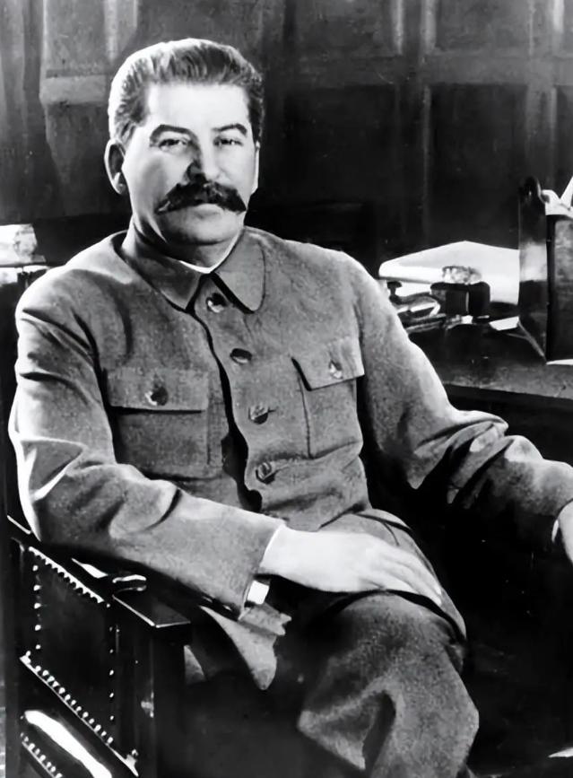 1935年10月，斯大林回到格鲁吉亚第比利斯探望母亲叶卡捷琳娜，这是母子最