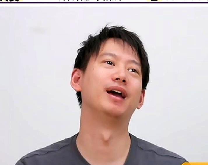 当对手在训练场把走位磨到本能时，镜头扫过发球后那一下让位，就知道什么叫练出来的默