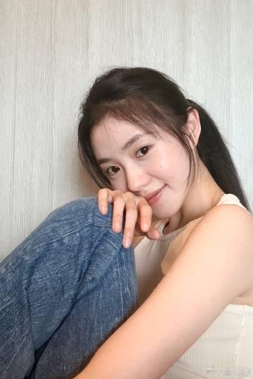 刘浩存又这么萌萌的笑刘浩存萌物来的笑容清爽又灵动，气质干净纯粹，真的就是个可爱萌