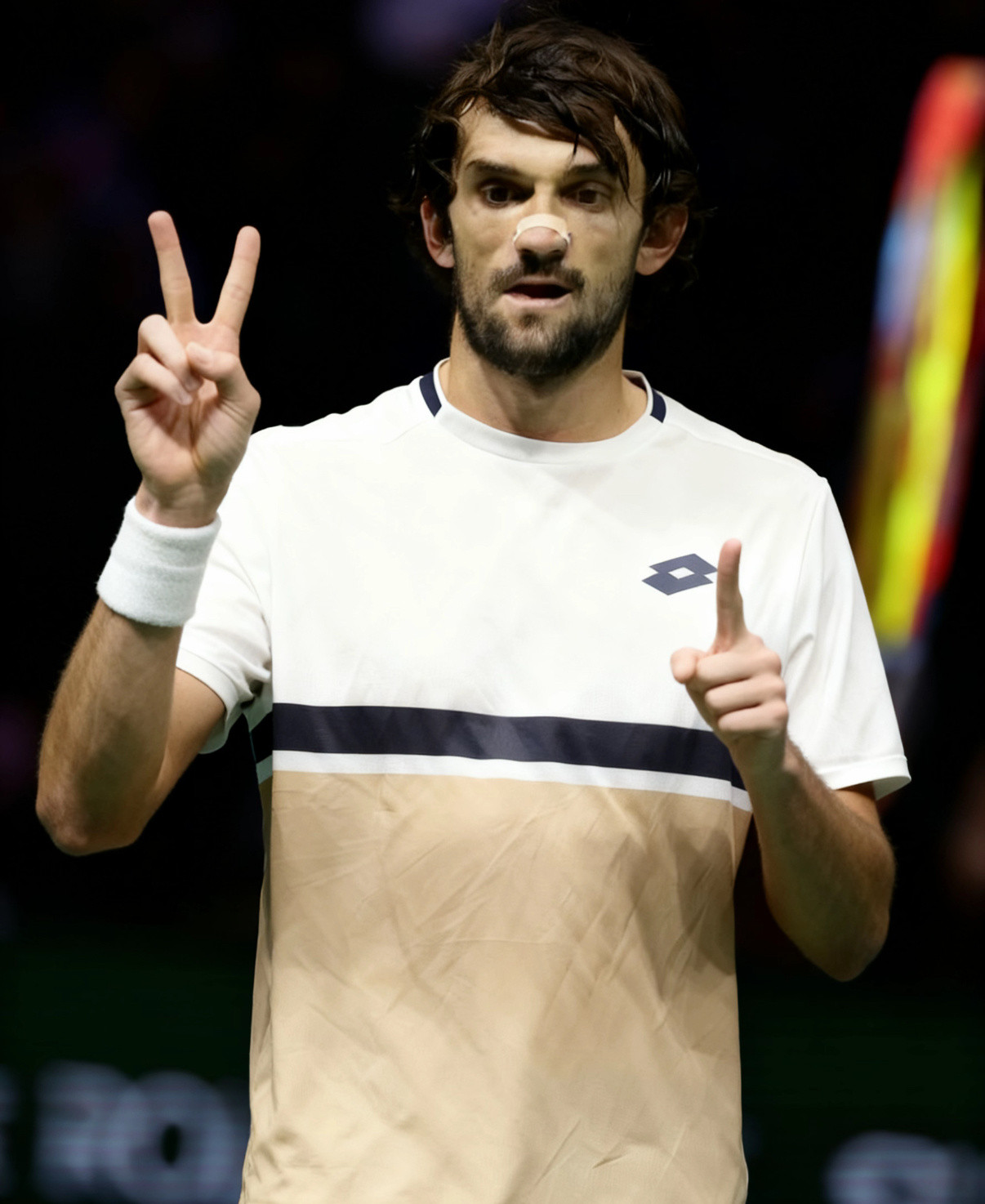 瓦舍罗确实是越打越好，刚刚又在巴黎大师赛第三轮7-6(4)/6-4击败诺里，取得