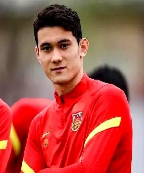 韩国媒体又破防了。一个单刀一个脚后跟，直接把对面踢急眼。拜合拉木刚把球送