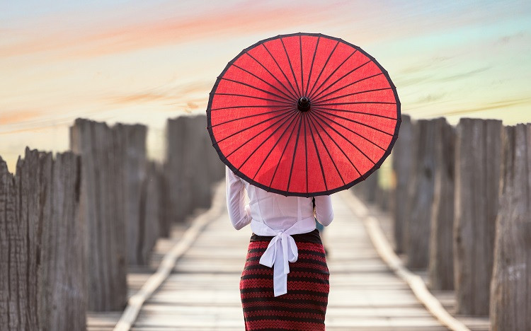 女人有了婚外情，她的生活习惯必然会发生改变，不可能是以前轻松自然的样子。最常见