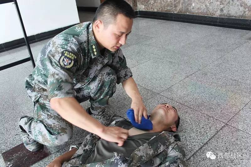 毒蛇咬伤处置:不可惊慌奔跑,尽量记住毒蛇特征便于医生后续处理.