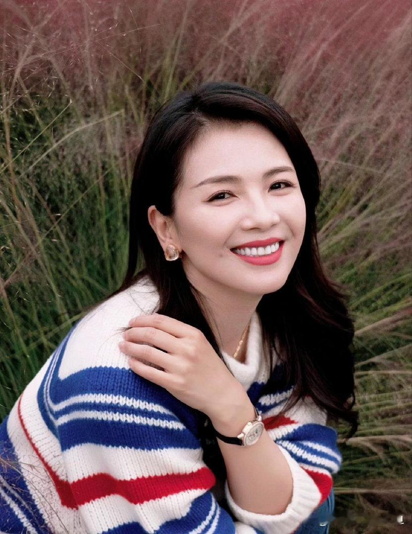 刘涛气质温婉大方，亲和力十足，优雅从容，妥妥的冻龄女神。