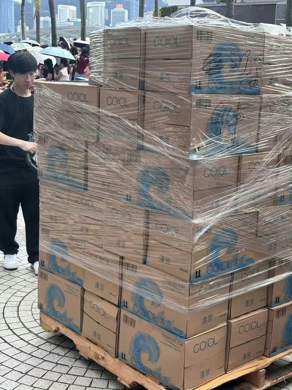 肖战肖战活动现场放了冷风机我们的肖战啊，又温柔又贴心。方方面面都为小飞侠考虑到了