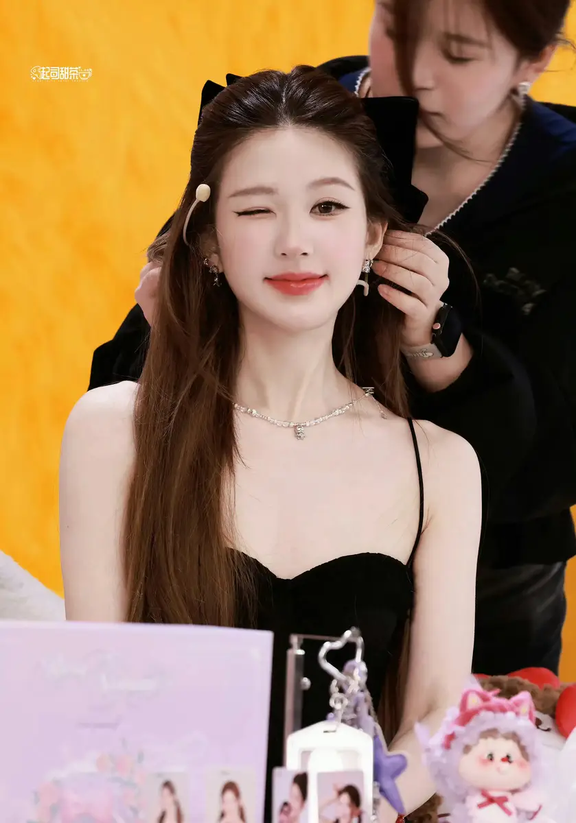 赵露思穿黑裙身材窈窕俏丽活泼，对镜wink宛如小猫咪
