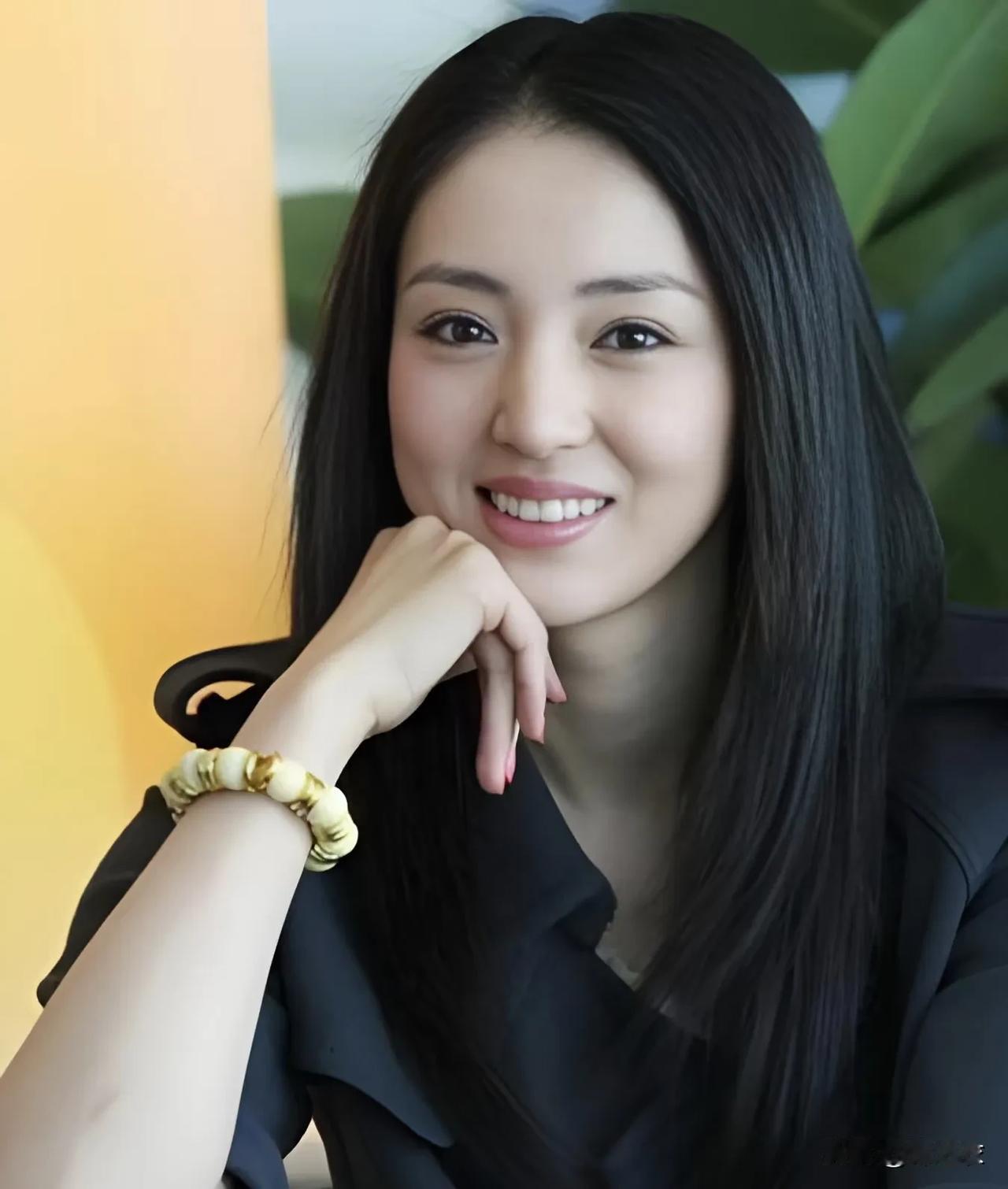 我同意部分网友说的，从董璇的表情就可以看出来她不爱张维伊，甚至还有些嫌弃。但
