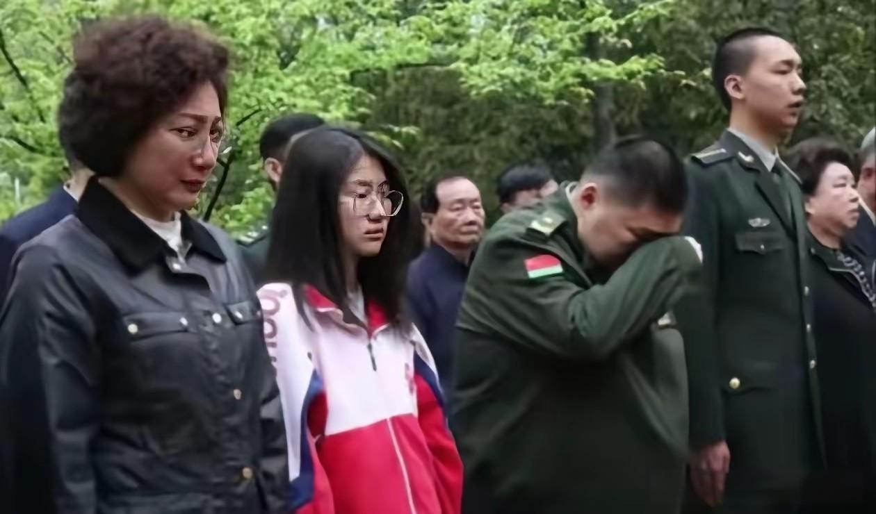 新宇将军哭了，我也哭了，想起教员艰难受罪的一生，能不哭吗？教员一生，太难