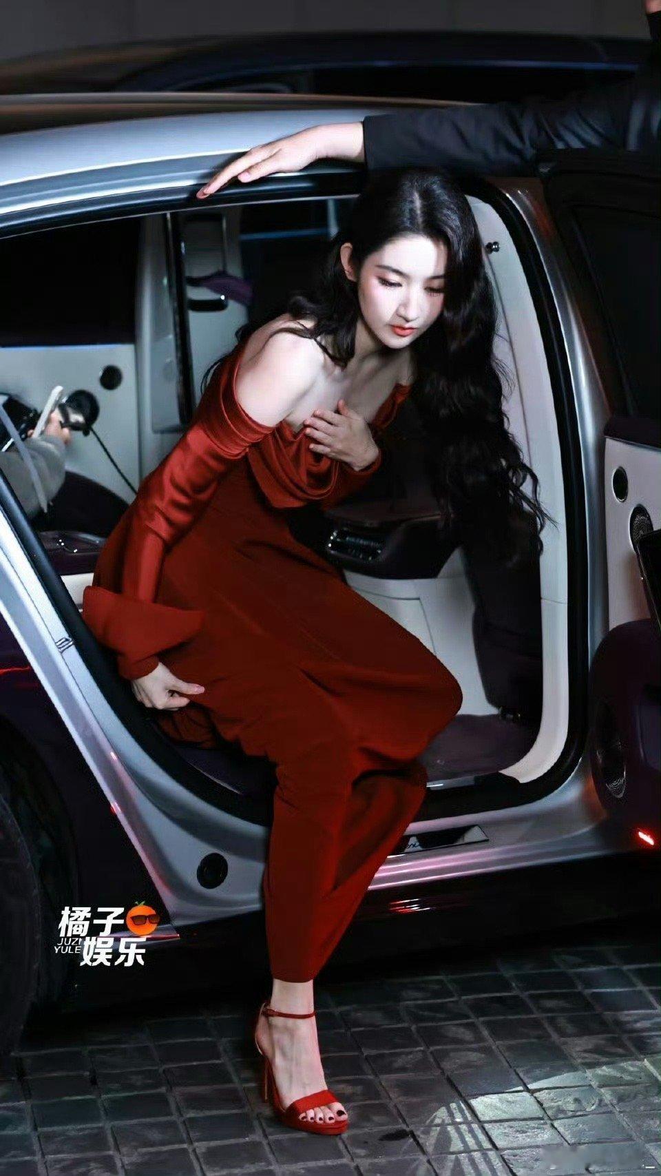 谁来懂懂王玉雯呀，黑发红裙的东方美人