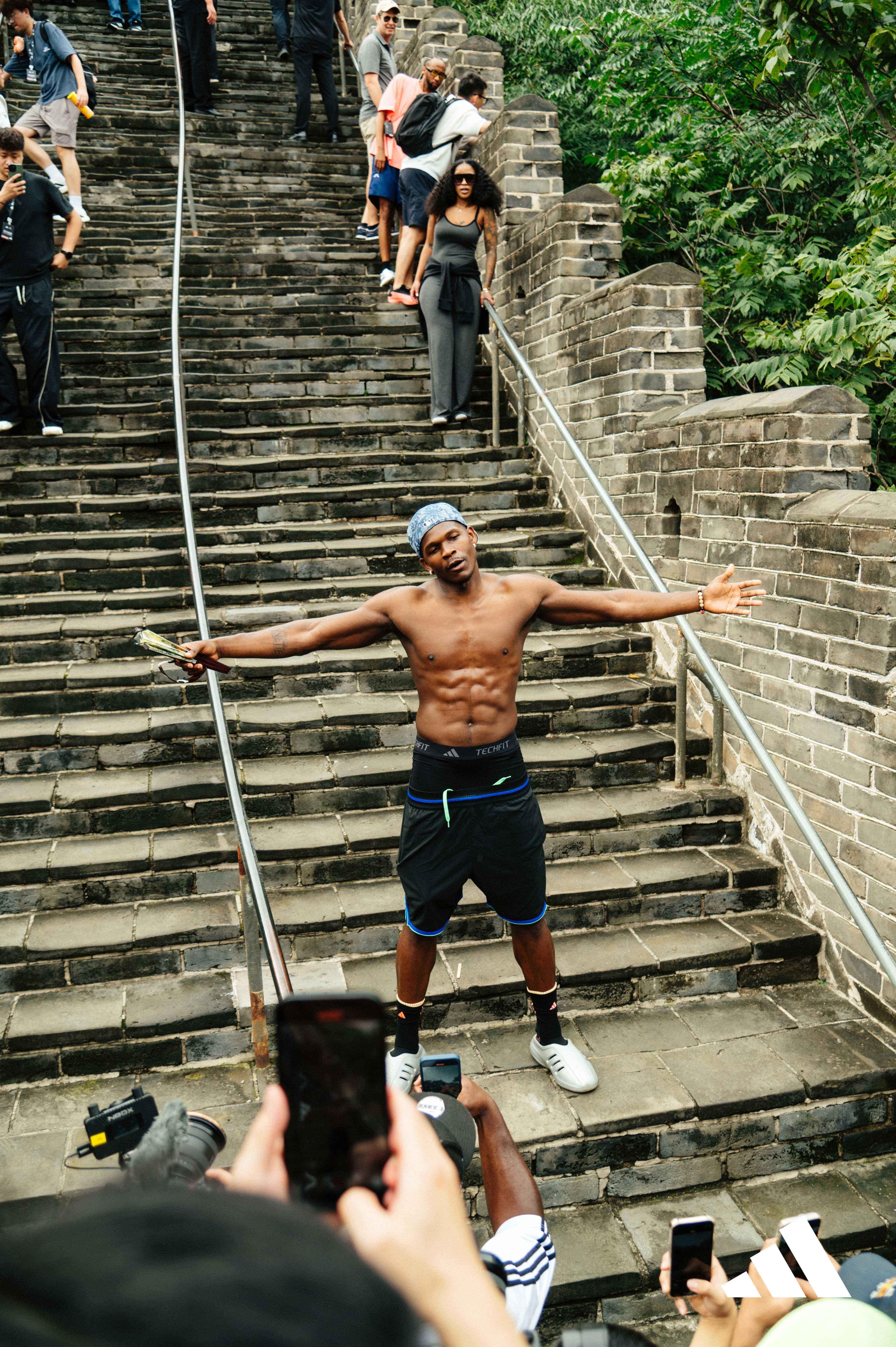 华子在下长城楼梯的时候说路有点陡[笑着哭]NBA顶级弹跳败给长城​​​