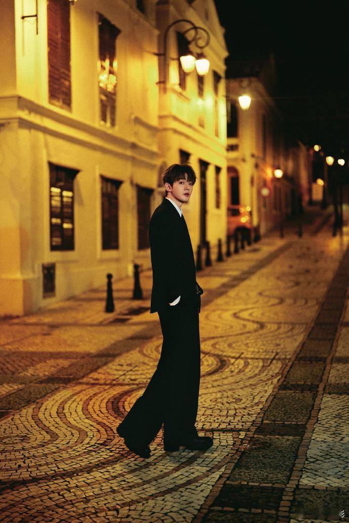 邓为旧巷来信邓为旧巷来信的氛围感直接就已经拉满了呀，尖叫之夜的暗夜王子来了呀