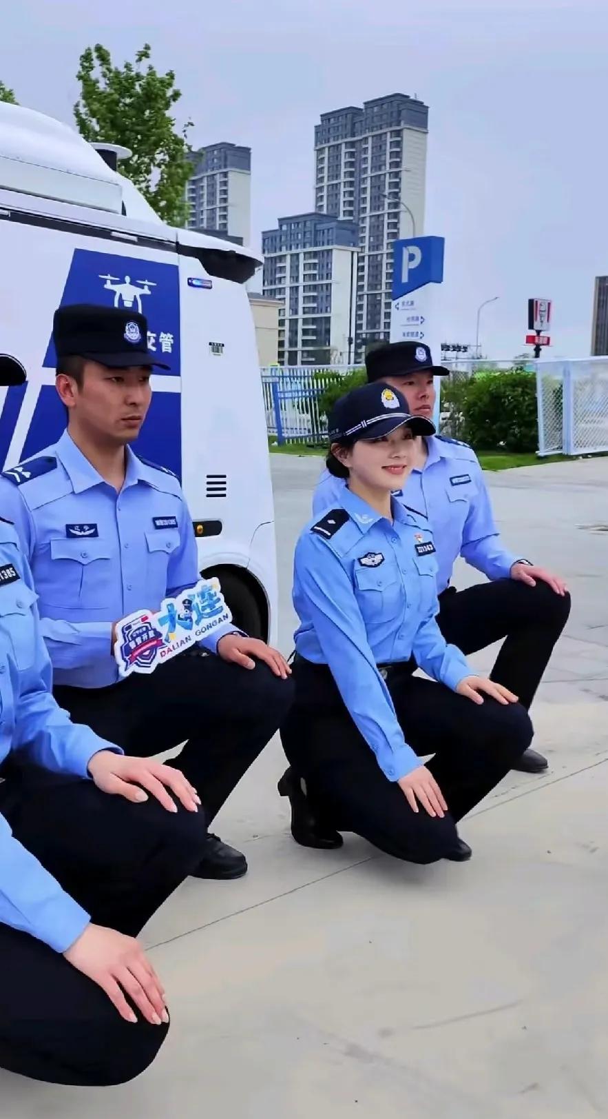 大连警营开放日，身着新式警服的民辅警集体亮相，图中的民警身着的是25式的最新警服
