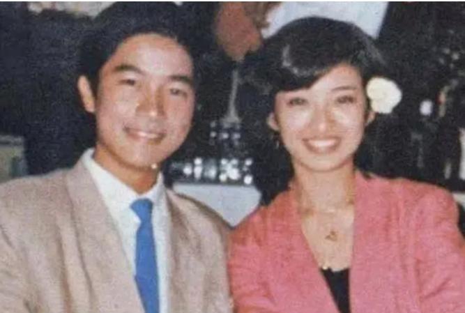 1980年，陈百强见到了自己的偶像山囗百惠，山囗百惠要求陈百强在他面前唱昨夜梦见