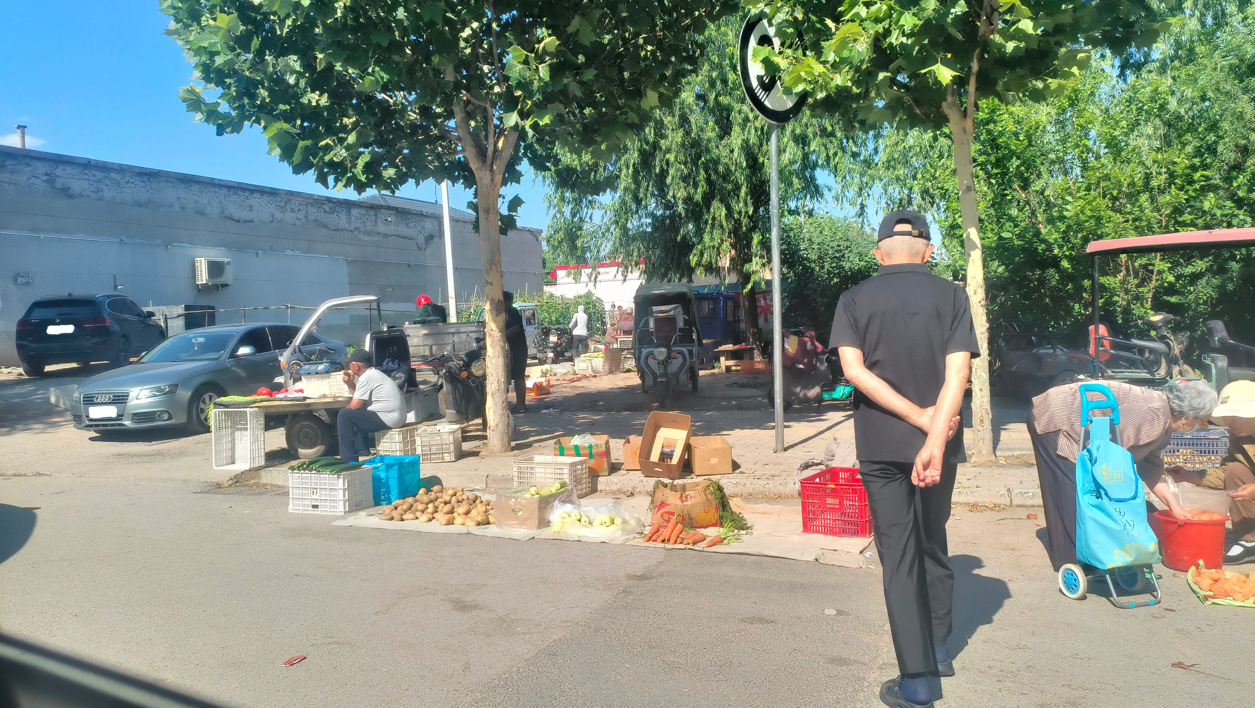 路过考区🚧，👮🏻♂️叔叔说请左转，然后到了一个小集