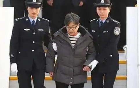 美国打死都没想到！早些年，上千名从中国出逃的贪腐人员被美国视作可利用的筹码，死死
