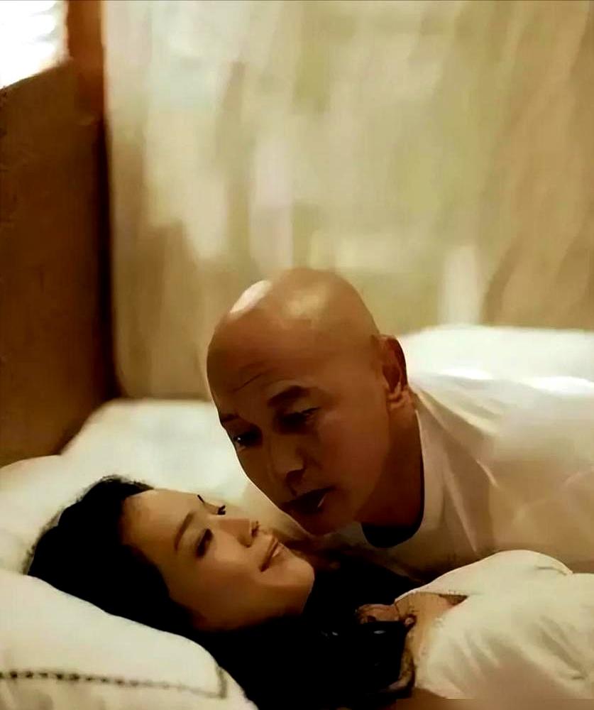 吻戏被拒绝，现场急改动作，票房却炸了。电影《非诚勿扰》拍摄时，葛优坚定说