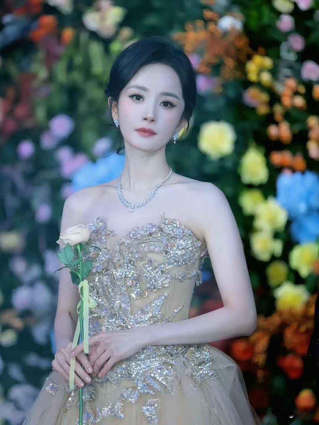 说实话，话虽然听着刺耳，但杨幂此次颁奖礼颗粒无收，也并非毫无缘由。有网友的
