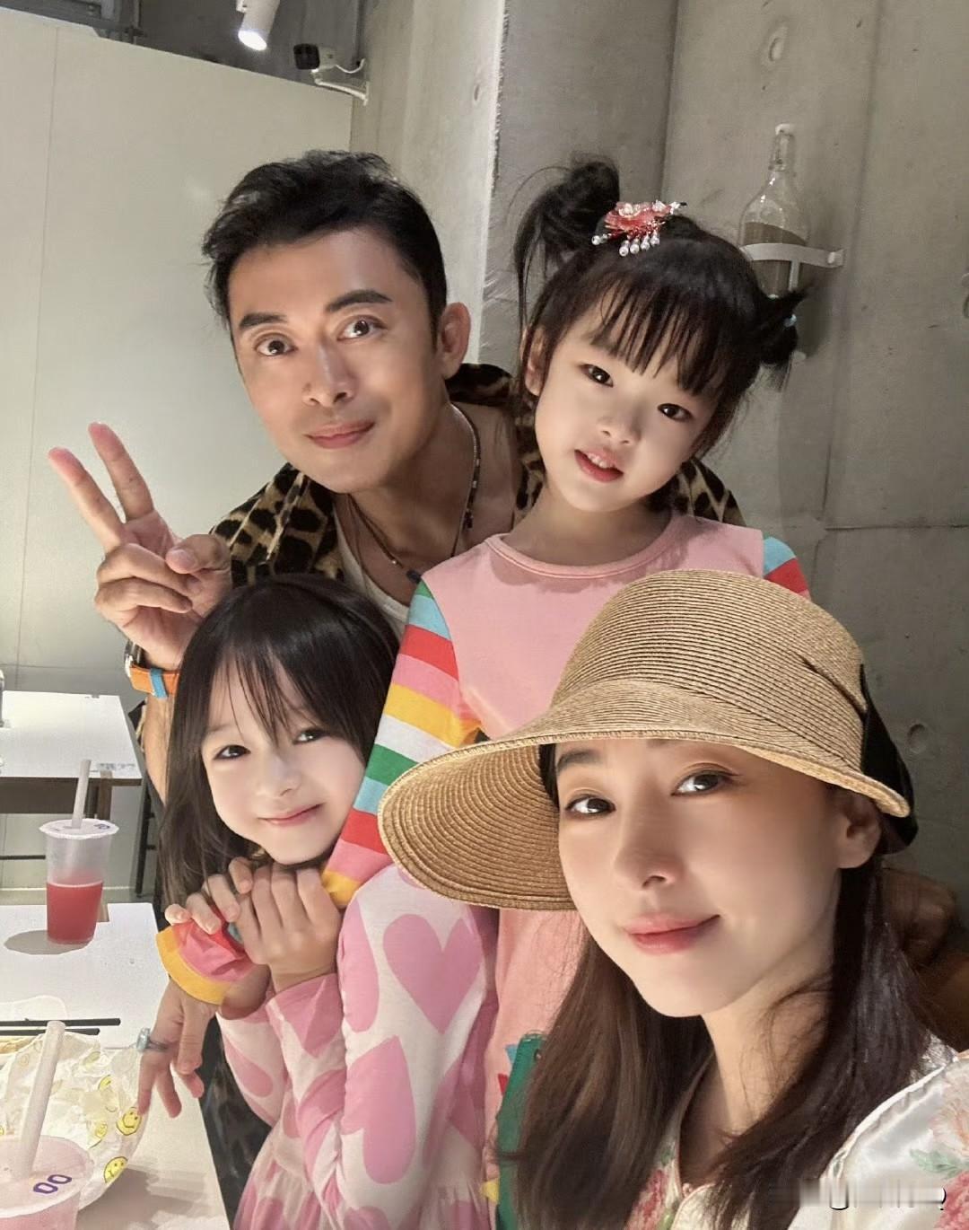 樊少皇有福气啊，两个小宝贝长得都好看，尤其是大女儿，长得就是一个小迷人胚子啊。