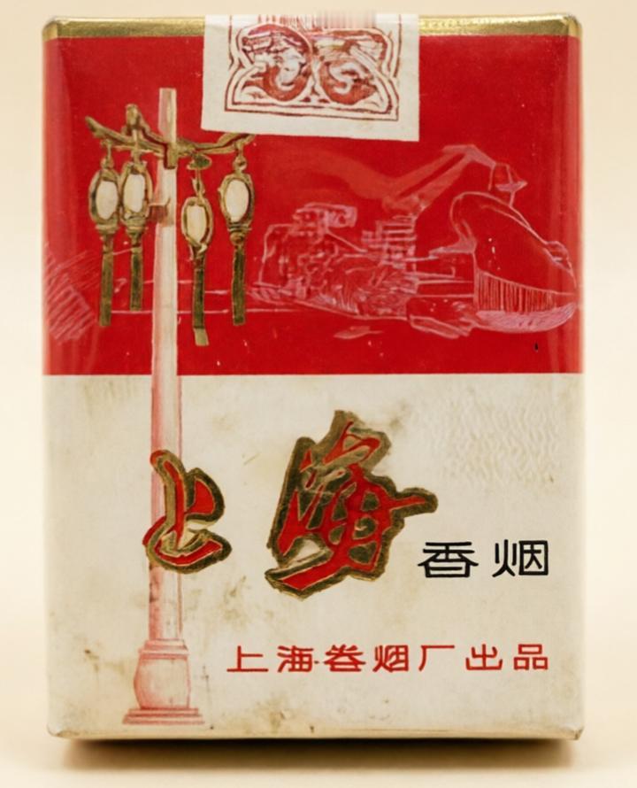 我当兵临上军列之前，偷着带了一条上海烟去的部队。新兵连大冬天就开始跑五公里，俺