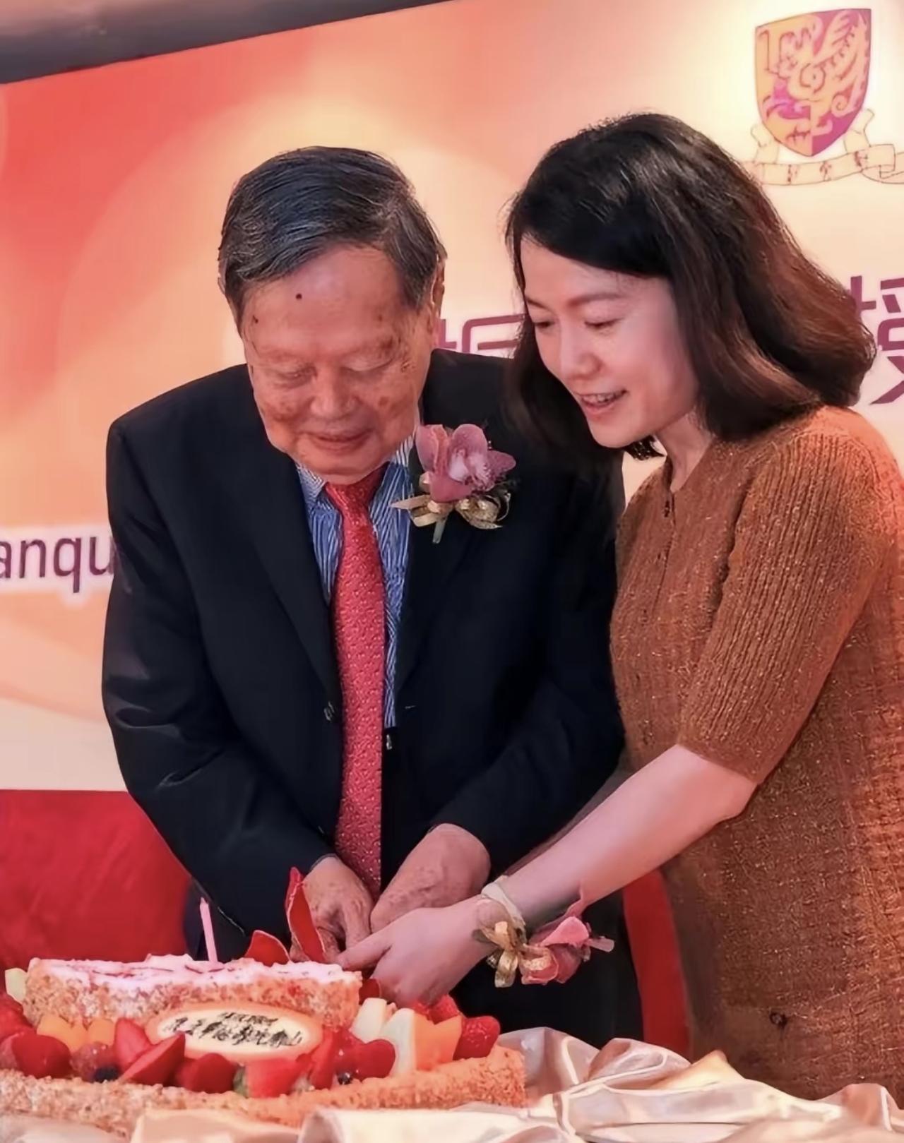 近日，杨振宁先生迎来了他的103岁生日，妻子翁帆也陪伴他左右21年了。杨老生