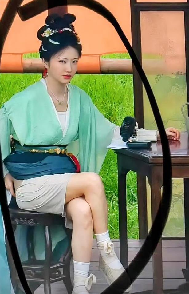 明星拍戏下装都这样穿[笑着哭][笑着哭]