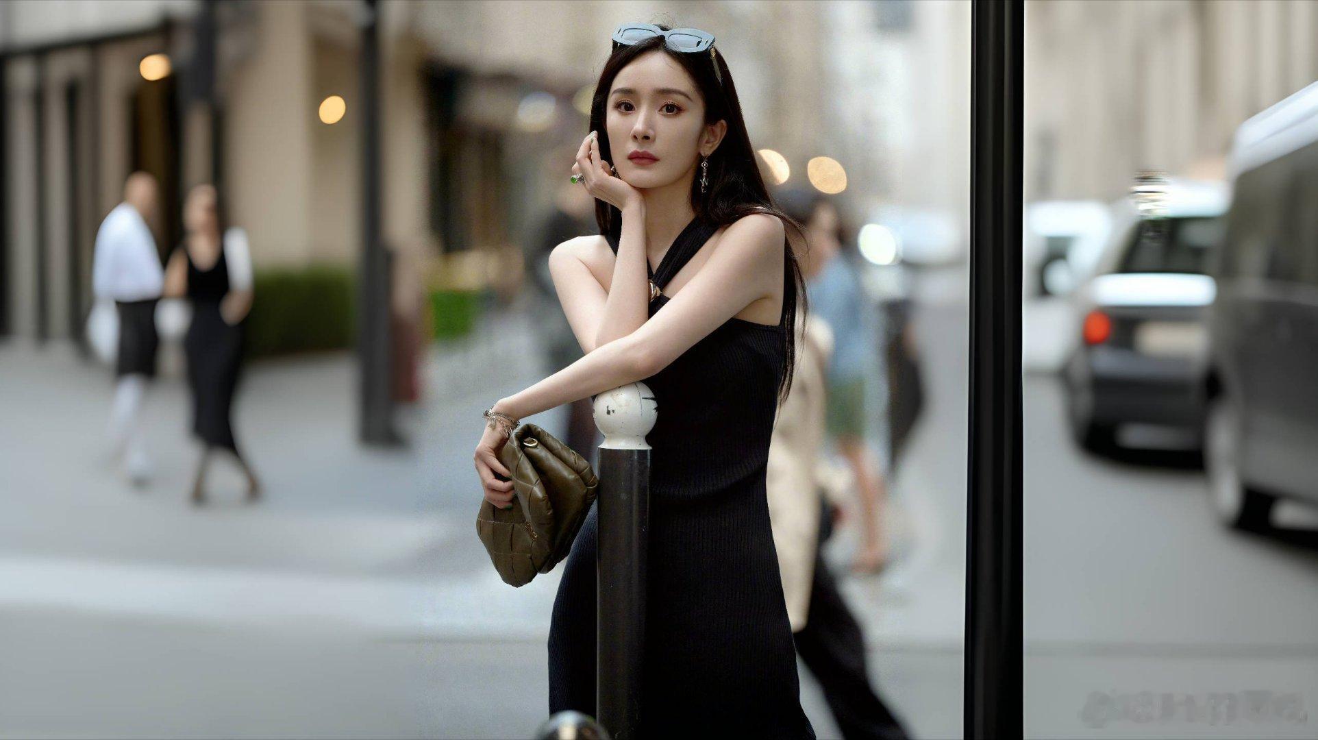 杨幂自己心里十分清楚，长发就是她外形方面最大优势，既能降低年龄观感，还能把独有的
