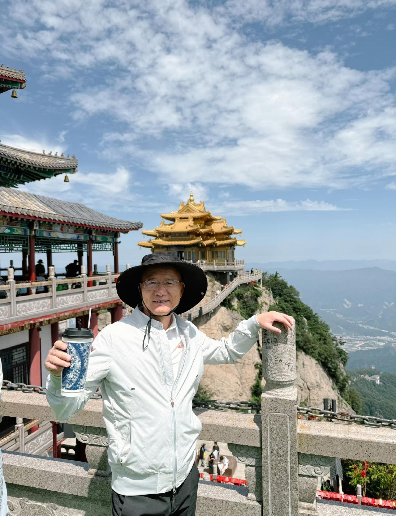 近日，复星国际董事长郭广昌分享了一张在河南老君山顶的照片。只见郭老板右手拿霸
