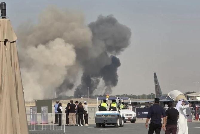 印度主持人“甲亢姐”又开始整活啦！光辉战斗机在迪拜航展上坠毁，甲亢姐不检讨自家国