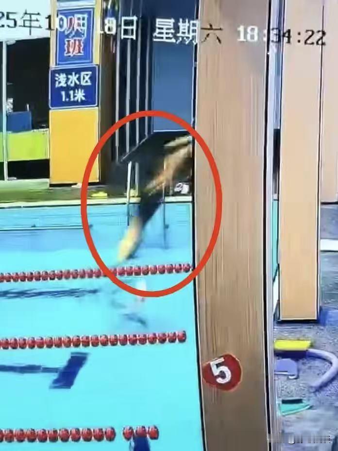 浙江宁波,一男子带7岁女儿去游泳,然后男子在1.1米浅水区的地方以头和双臂向下的