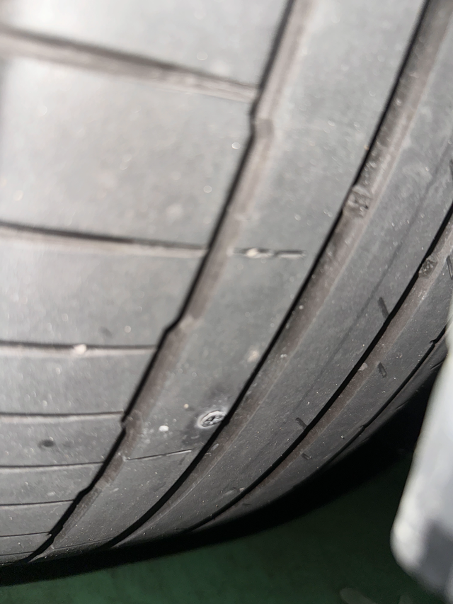 跑了5万7千公里的轮胎前几天出去吃饭，回家路上胎压报警，坚持到家后发现左后轮胎