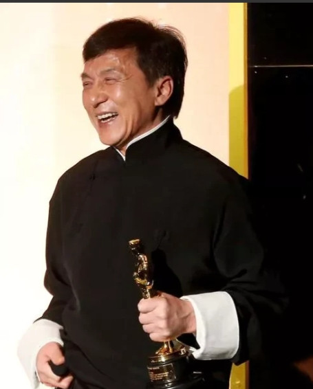 2016年，成龙穿一身黑色唐装，去参加奥斯卡终身成就奖的颁奖仪式。没想到，施瓦辛