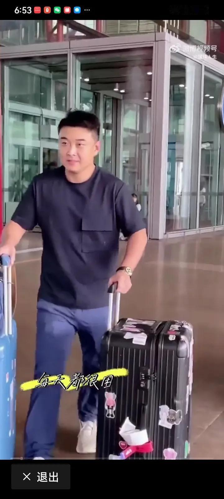8月26日国乒团队从瑞典回到北京，王皓指导穿上了休闲装，还是那么年轻帅气[赞][