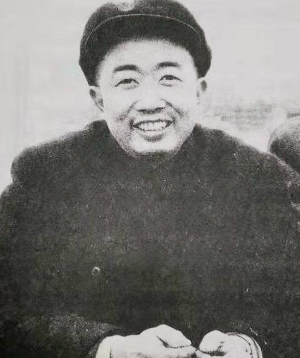 1952年，朝鲜战场上，志愿军抓获了一个间谍，搜身时，志愿军战士在间谍身上一摸，