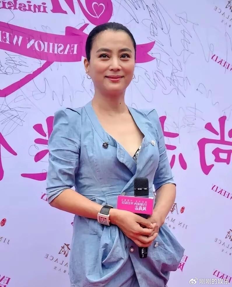 大家还记得照片中这一位长相美艳大气的女演员吗？她是土生土长的上海人，身高166，
